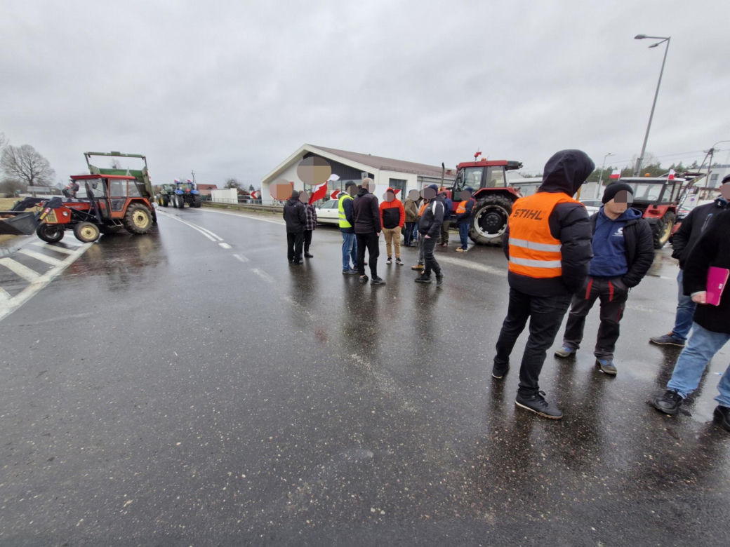 Rolnicy nie przepuścili chorego na serce dziennikarza przez blokadę