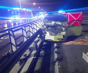 Osobówka uderzyła w ciężarówkę na autostradzie A4 koło Tarnowa