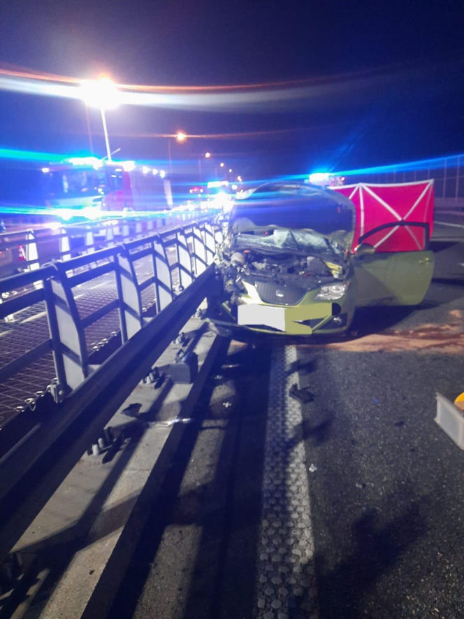Osobówka uderzyła w ciężarówkę na autostradzie A4 koło Tarnowa
