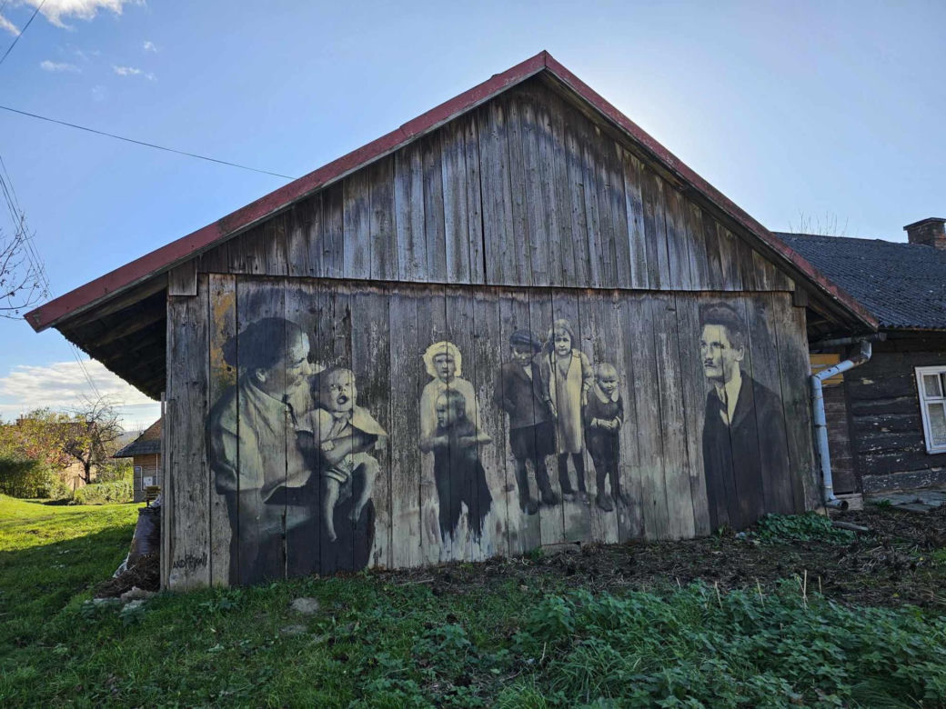 Poruszający mural rodziny Ulmów w Markowej