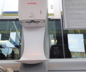 Dezynfekcja rąk w autobusie