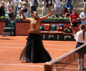 Naomi Osaka szokuje strojem na Roland Garros