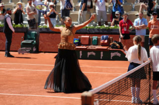 Naomi Osaka szokuje strojem na Roland Garros