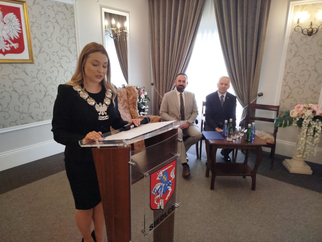 Pamiątkowe medale, legitymacje i kwiaty z okazji 50-lecia pożycia małżeńskiego odebrało w Siedlcach osiem par