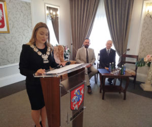 Pamiątkowe medale, legitymacje i kwiaty z okazji 50-lecia pożycia małżeńskiego odebrało w Siedlcach osiem par