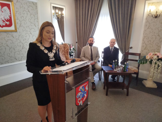 Pamiątkowe medale, legitymacje i kwiaty z okazji 50-lecia pożycia małżeńskiego odebrało w Siedlcach osiem par