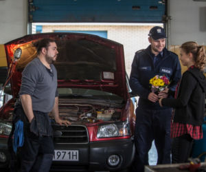 To nie koniec świata 2 sezon odc. 24. Blanka (Anna Karczmarczyk), Młody (Jędrzej Taranek), Jacek Kotek (Marek Kaliszuk)