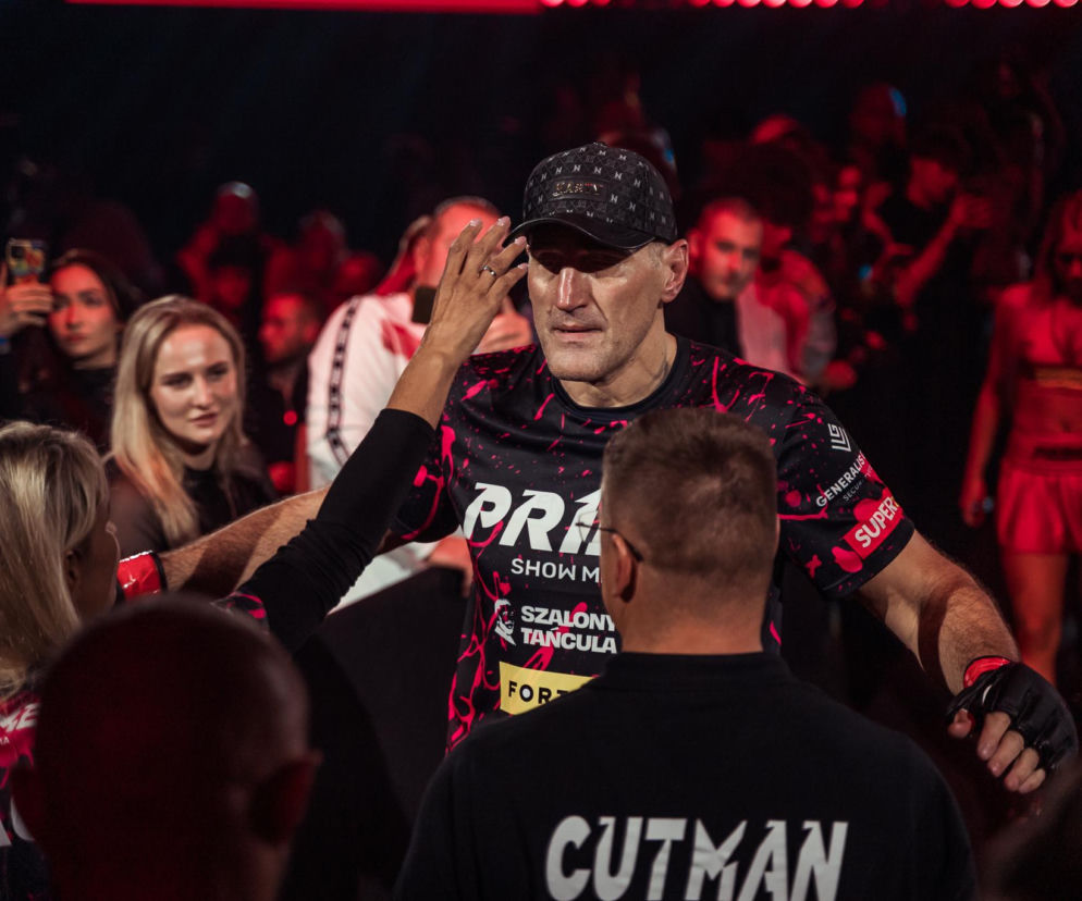 Mariusz Wach w czapce z daszkiem wychodzi do walki na PRIME 18. O kontrowersyjnym starciu przeczytasz na SE Supersport.
