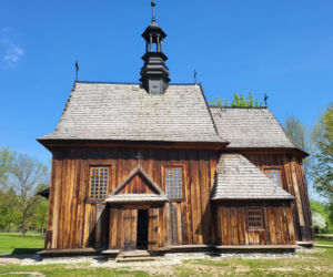 Tokarnia. Sercem i najbardziej widowiskowym punktem muzeum jest modrzewiowy kościół z Rogowa