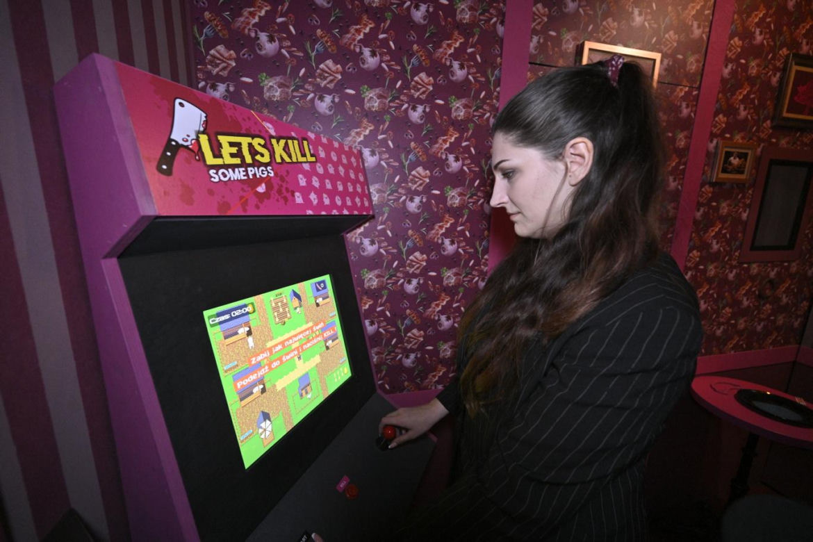 Reporterzy "Super Expressu" zamienili się w świnie. To pierwsze takie miejsce w Polsce. Nietypowy escape room w Warszawie