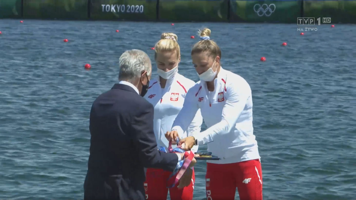 Karolina Naja i Anna Puławska z medalem