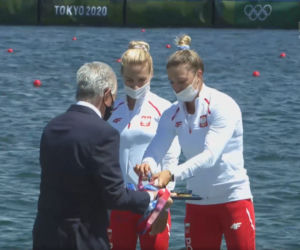 Karolina Naja i Anna Puławska z medalem