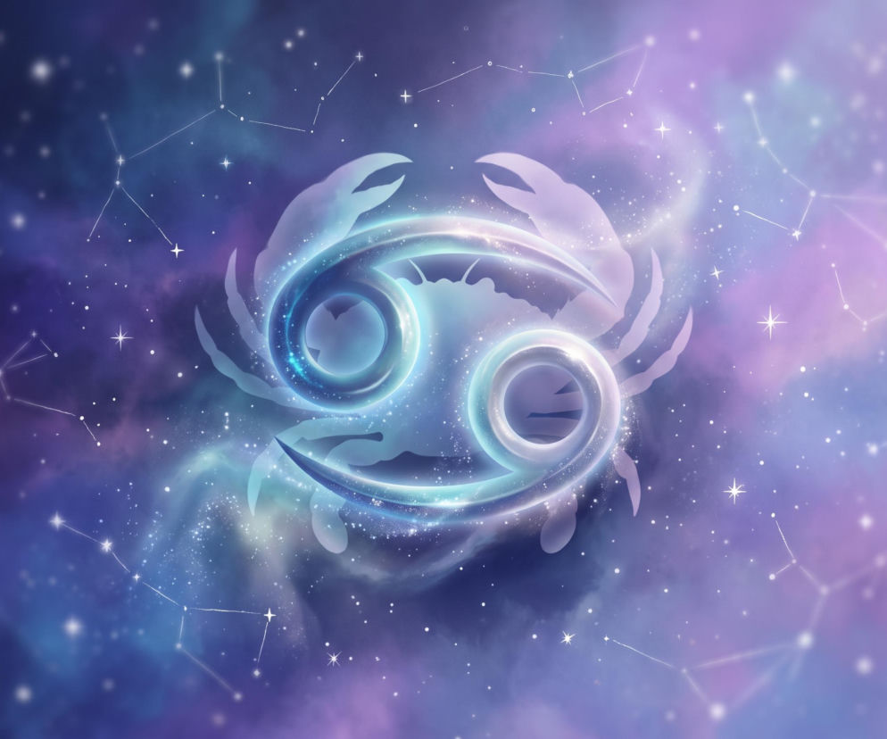 Świecący symbol zodiaku Raka na tle gwieździstego nieba i mgławicy. O horoskopie dziennym dla Raka przeczytasz w Eska.