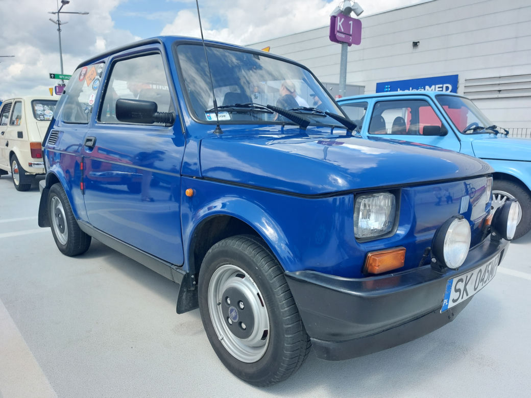 Zlot fiatów 126p w Galerii Libero w Katowicach