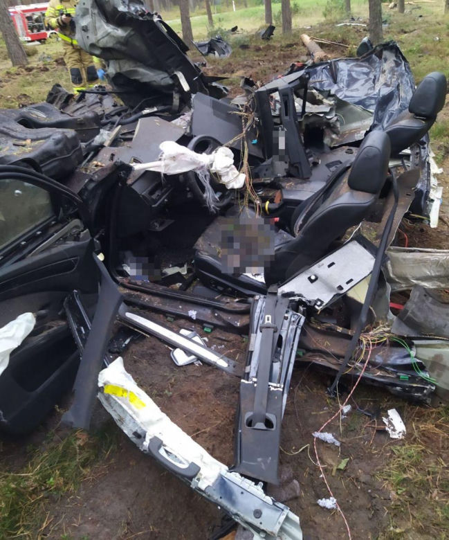 Lubelskie: BMW rozpadło się kawałki. 28-letni kierowca w ciężkim stanie trafił do szpitala