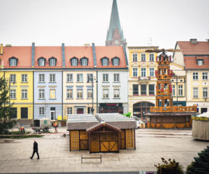 Magia świąt opanowuje Bydgoszcz! Na Starym Rynku pojawiła się choinka! [ZDJĘCIA]