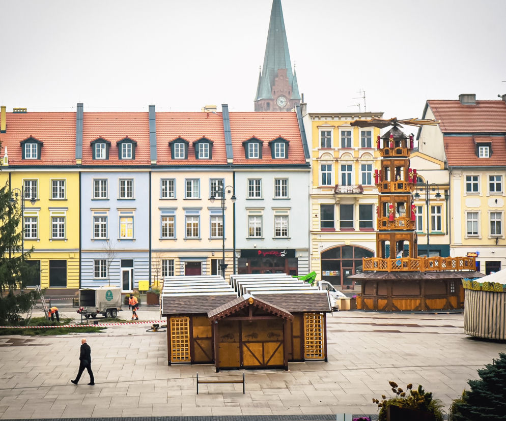 Magia świąt opanowuje Bydgoszcz! Na Starym Rynku pojawiła się choinka! [ZDJĘCIA]