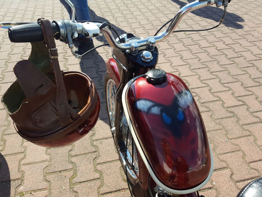 Fani starych polskich motorowerów z Bzyk Raider ze Swarzędza zrobili sobie postój w Lesznie