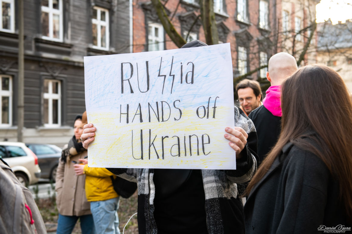  Kraków solidarny z Ukrainą. Setki osób przyszło na manifestację [ZDJĘCIA]