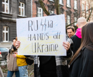  Kraków solidarny z Ukrainą. Setki osób przyszło na manifestację [ZDJĘCIA]