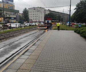 Ciężarówka na torach na Woli