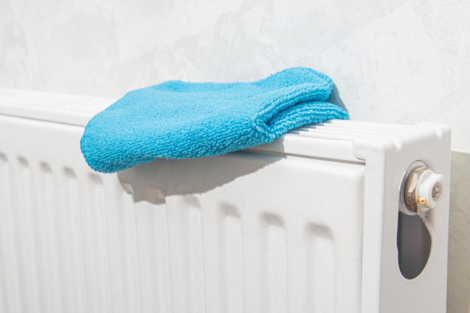 Wymieszaj 1 łyżkę z wodą i wlej za brudny kaloryfer. Usuniesz zalegający syf bez rozkręcania grzejnika, a w sezonie rachunki spadną. Czyszczenie kaloryfera w środku