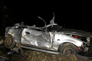Koszmarny wypadek w Łysej Górze. Honda civic uderzyła w betonowy przepust. 4 osoby ciężko ranne [ZDJĘCIA]