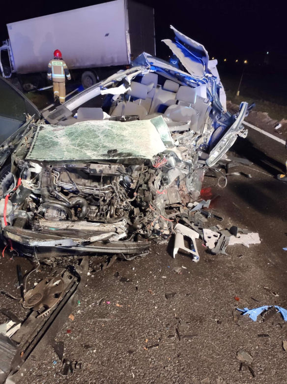 Samochód osobowy zderzył się z dwiema ciężarówkami. Tragedia na DK 25