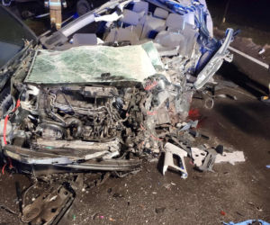 Samochód osobowy zderzył się z dwiema ciężarówkami. Tragedia na DK 25