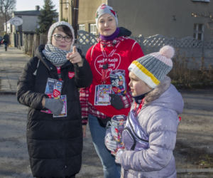 Wolontariat uczy wrażliwości, małolaty w WOŚP