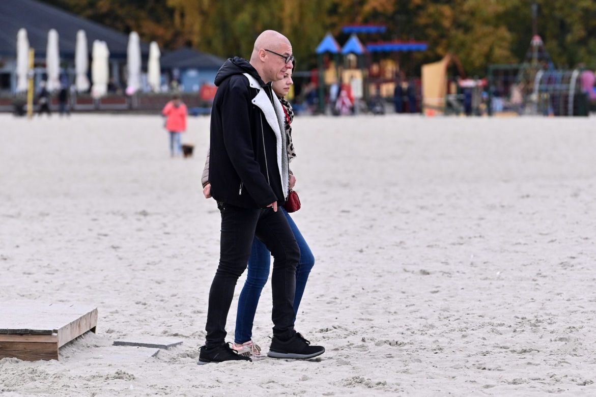 Michał Kamiński z żoną nad morzem 