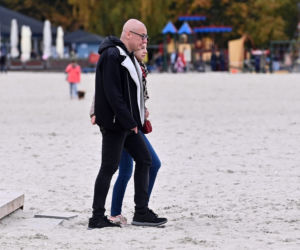 Michał Kamiński z żoną nad morzem 