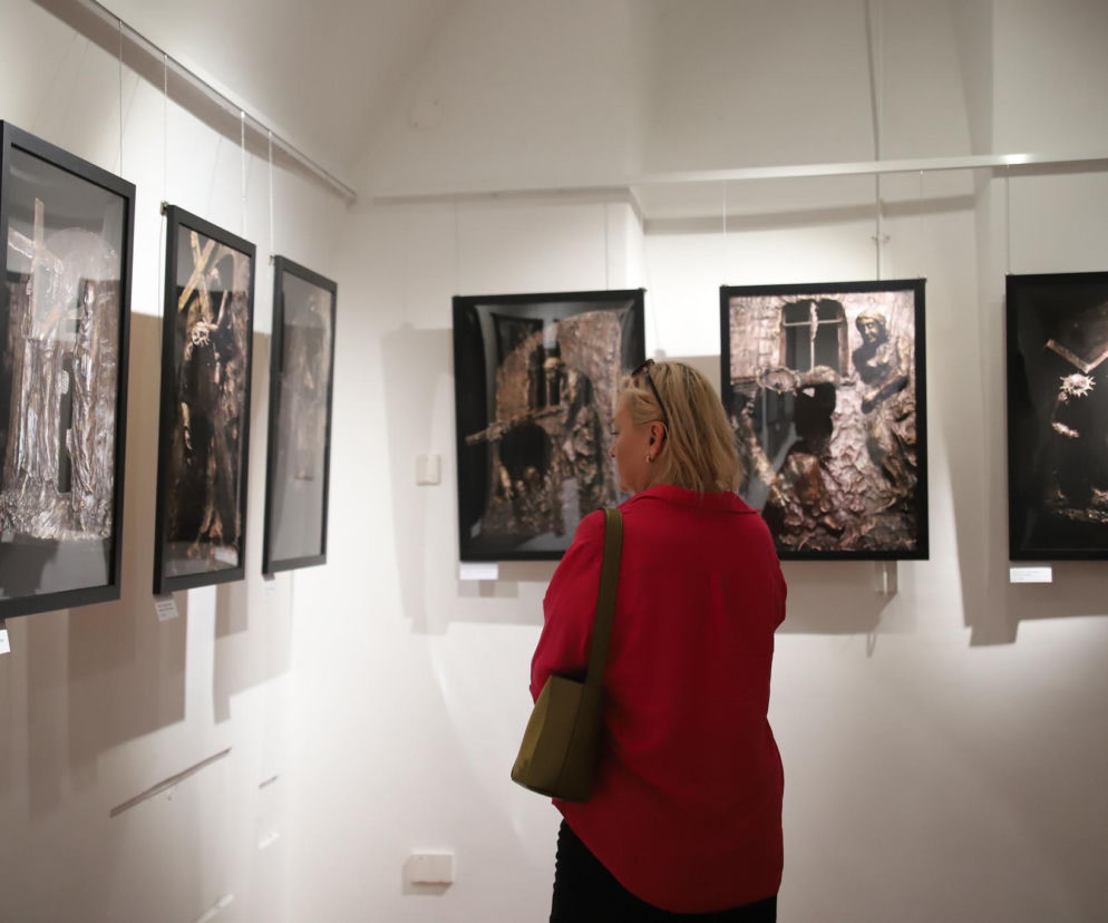Kobieta ogląda dzieła s. Natanaeli Błażejczyk na wystawie w Muzeum Archidiecezjalnym, o czym przeczytasz na Radioplus.