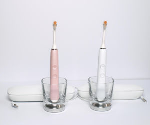 Używasz szczoteczki sonicznej? Jeden błąd bezpowrotnie niszczy szkliwo. Sprawdź, czy też go popełniasz