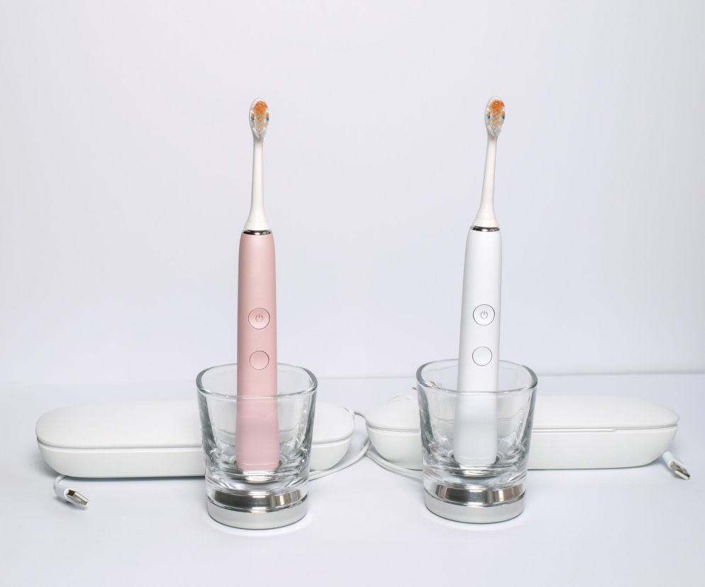 Używasz szczoteczki sonicznej? Jeden błąd bezpowrotnie niszczy szkliwo. Sprawdź, czy też go popełniasz