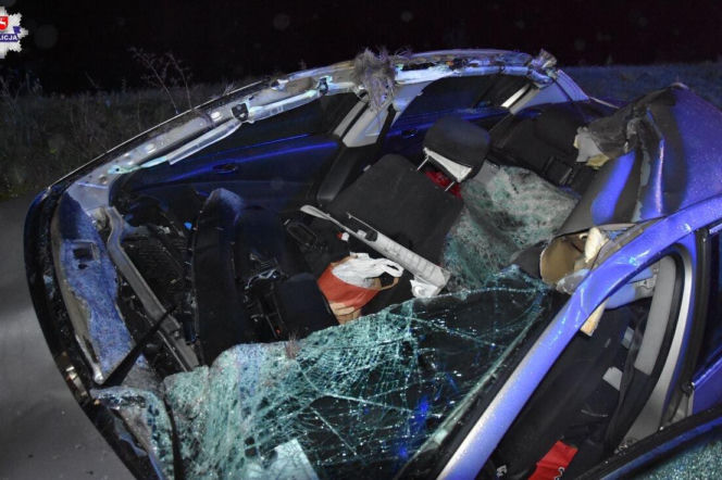 Rozbity niebieski volkswagen bez dachu po zderzeniu z łosiem. O wypadku w Garbowie przeczytasz na Eska Lublin.