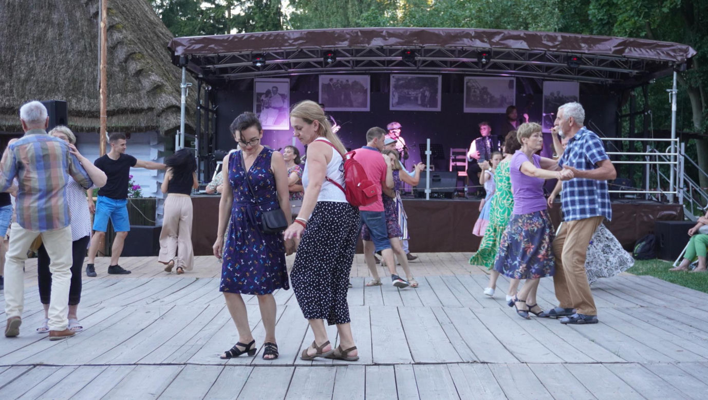 Sielanka na parkiecie w Muzeum Wsi Lubelskiej pod gołym niebem! Za nami kolejna potańcówka w rytmie miejskiego folkloru z Warszawy i Lwowa