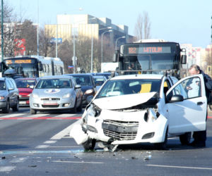 Zderzenie suzuki z karetką na sygnale na skrzyżowaniu Zamienieckiej z Ostrobramską