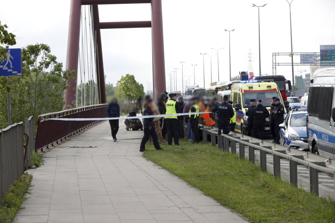 Aktywiści znów blokują Warszawę. Przykleili się do mostu, interweniowało pogotowie