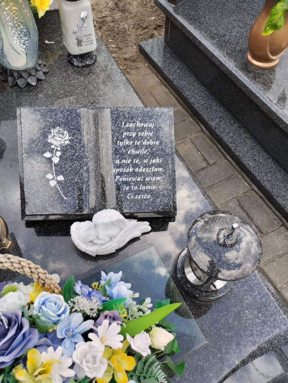 Ewę kostka brukową. Tak wygląda grób nauczycielki z Rudy Śląskiej