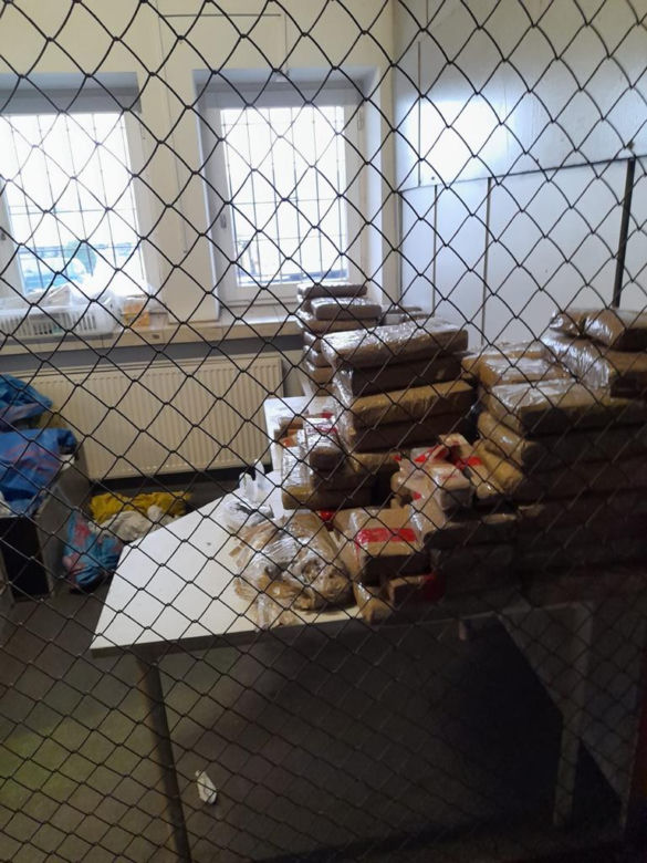  Korczowa. Miały być mrożonki. Znaleźli prawie 300 kg haszyszu w chłodni ciężarówki!