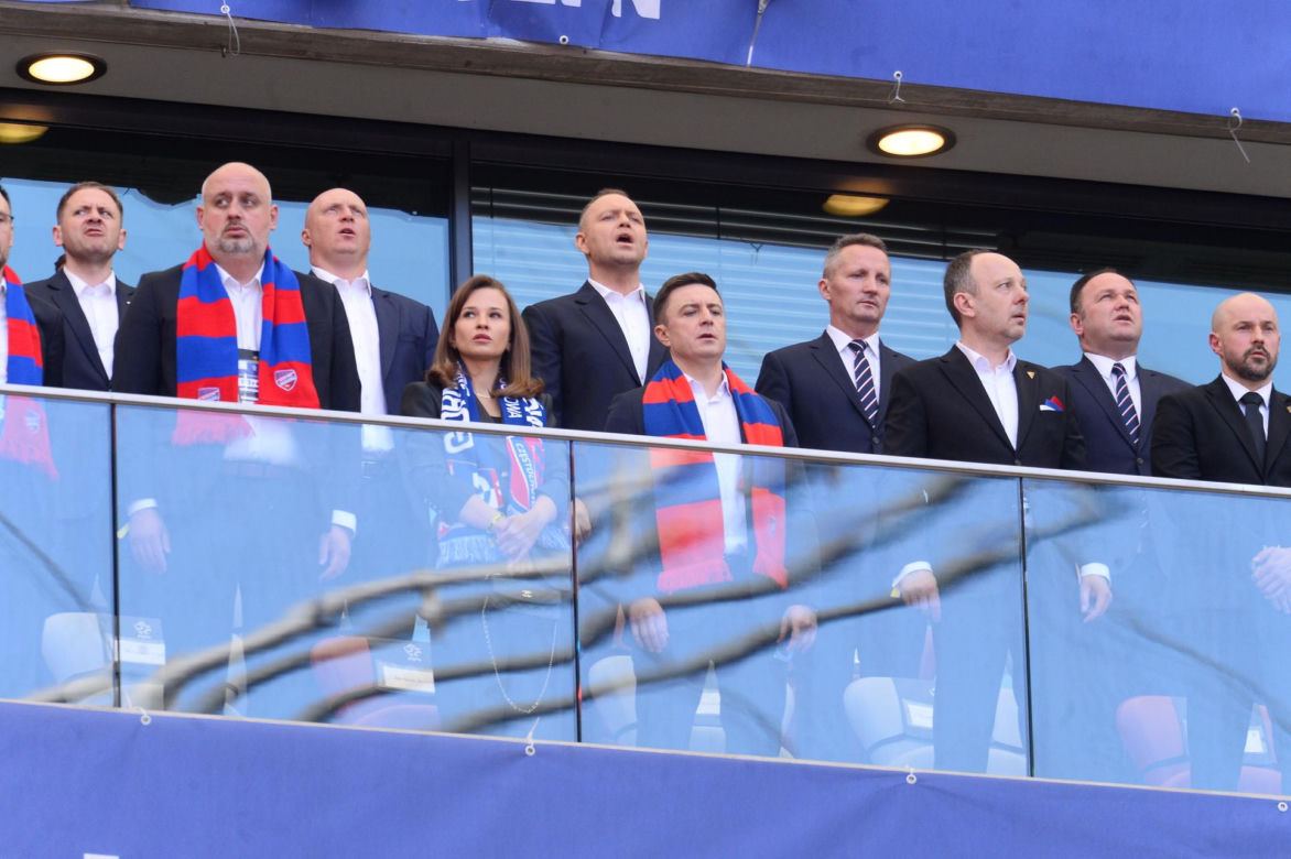 Karol Nawrocki wśród kibiców. Tak wyglądał na meczu