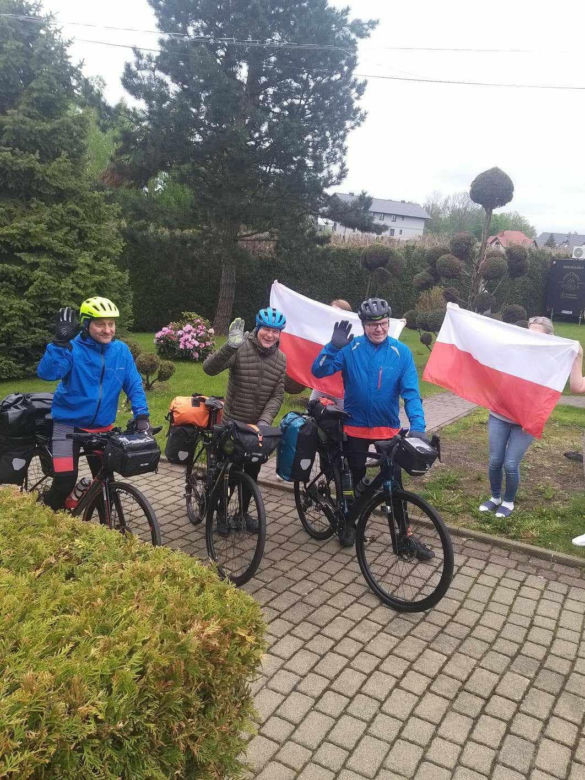 W Hiszpanii czeka na nich chory Franuś! Trzech przyjaciół jedzie przez całą Europę w niezwykłym celu