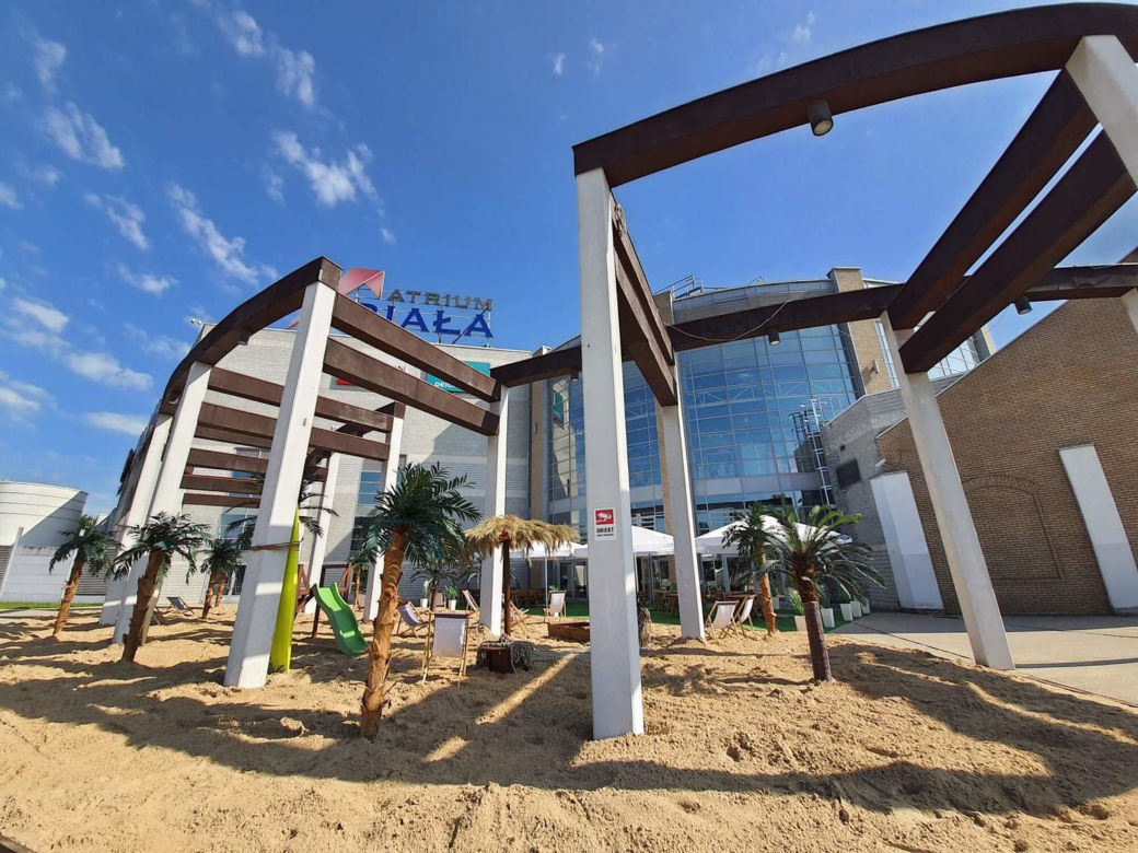 Nowa plaża w Białymstoku przy galerii Białej. Palmy, leżaki, piasek [ZDJĘCIA]
