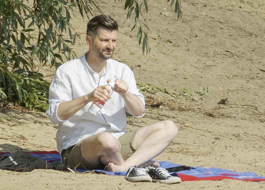 Poseł Śmiszek wykąpał tylko kolana 