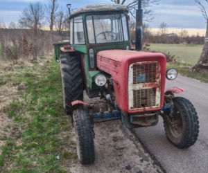 Policjanci zatrzymali ciągnik do kontroli. Kompletnie zaskoczony kierowca będzie tłumaczył się przed sądem