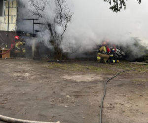Kłęby dymu i ogień pod Legiono. Reakcja kierowców oburza, pomogły tylko trzy osoby