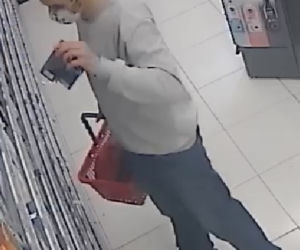 Okradł drogerię w Dobrzejewicach koło Torunia. Rozpoznajesz tego mężczyznę? 