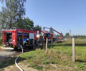 Policjanci WYNIEŚLI staruszkę z płonącego budynku! Chwilę później doszło do EKSPLOZJI [ZDJĘCIA] 