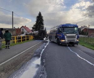 Wywróciła się cysterna z mlekiem! Groźny wypadek pod Toruniem [ZDJĘCIA]